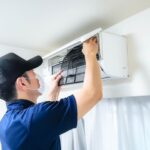 安い時期にエアコンクリーニングする様子