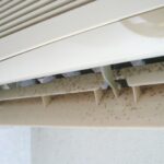 エアコンに黒い粉が付着している様子