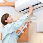エアコンの効きが悪く点検を行う人