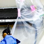 エアコンクリーニングでカビを除去する様子